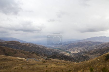 Foto de Hermosas vistas sobre el valle de Yeghegis desde el paso de la montaña Vardenyats (paso de Selim), Cáucaso, Armenia - Imagen libre de derechos