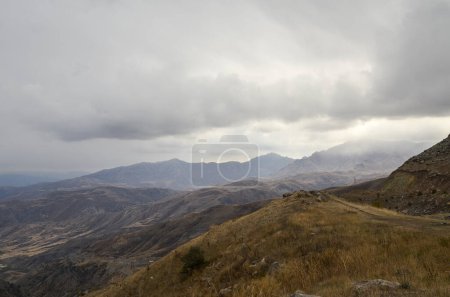 Foto de Hermosas vistas sobre el valle de Yeghegis desde el paso de la montaña Vardenyats (paso de Selim), Cáucaso, Armenia - Imagen libre de derechos