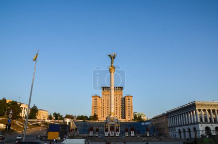 Téléchargez les photos : Place de l'Indépendance la place principale de Kiev au coucher du soleil avant le jour de l'Indépendance - en image libre de droit