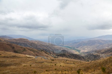 Foto de Hermosa vista al valle y las montañas desde el paso de montaña Vardenyats (o Selim) en Armenia - Imagen libre de derechos