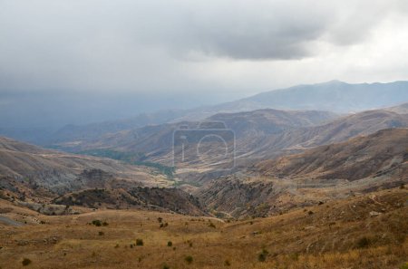 Foto de Hermosa vista al valle y las montañas desde el paso de montaña Vardenyats (o Selim) en Armenia - Imagen libre de derechos