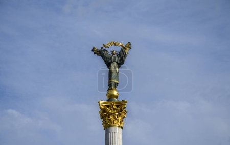 Téléchargez les photos : Statue d'une fille (Berehynia) dans un costume national ukrainien avec une branche viburnum dans ses mains situé dans le centre de Kiev sur la place de l'Indépendance - en image libre de droit