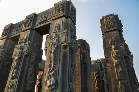 Foto de Fragmento de columnas gigantes de un monumento de piedra colosal Las Crónicas de Georgia en Tiflis - Imagen libre de derechos