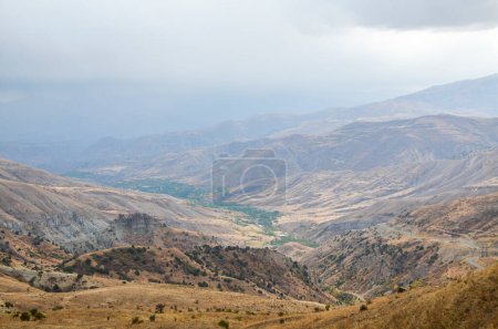 Foto de Vardenyats High Mountain Pass (Selim Pass) es una de las formas más bellas en Armenia - Imagen libre de derechos