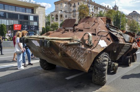 Téléchargez les photos : -149 R "Kushetka-" véhicule de commandement et d'état-major à l'exposition de véhicules militaires russes détruits et des armes à Kiev - en image libre de droit