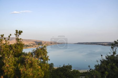 Malerischer Blick auf das Tiflis Meer oder Tiflis Reservoir, vom Hügel des Denkmals der Chronik von Georgien mit Kiefern bedeckt. Beliebter Urlaubsort. Georgischer See