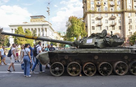 Foto de Tanque T-90A capturado por las fuerzas ucranianas exhibidas en la calle Khreshchatyk en Kiev durante una exposición de equipo militar ruso - Imagen libre de derechos