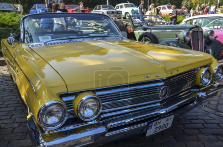 Téléchargez les photos : Fantastique jaune pleine grandeur Buick Electra 1963 est connu pour avoir le style d'aller de pair avec sa puissance présentée à l'exposition de voitures rétro à Kiev - en image libre de droit