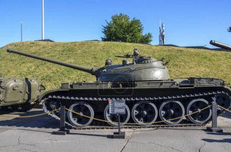 Foto de KYIV, UCRANIA - 9 de septiembre de 2023: El tanque medio T-54 fue creado basado en el T-44 como el principal tanque medio del ejército soviético por la fábrica en Kharkiv en 1947-1959. - Imagen libre de derechos