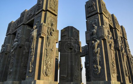 Foto de Las Crónicas de Georgia es un monumento de piedra colosal es un colectivo de enormes pilares que representan la vida de Cristo y la historia georgiana antigua - Imagen libre de derechos