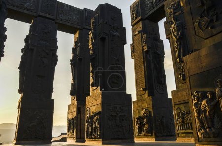 Foto de Las Crónicas de Georgia es un monumento de piedra colosal es un colectivo de enormes pilares que representan la vida de Cristo y la historia georgiana antigua - Imagen libre de derechos