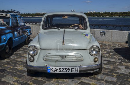 Foto de Blanco coche de pasajeros coupé ZAZ 965 AE "Zaporozhets Yalta" 1967 - el primer coche de exportación ucraniano - Imagen libre de derechos