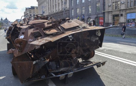 Foto de Carro blindado BTR-80 quemado y dañado exhibido en la calle Khreshchatyk en Kiev durante una exposición de equipo militar ruso - Imagen libre de derechos