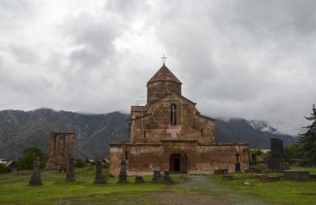 La iglesia de Odzun es de tipo basílica abovedada. Es uno de los primeros edificios religiosos medievales únicos que ha conservado completamente su aspecto exterior. Región de Lori, Armenia