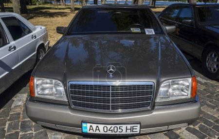Foto de Negro blindado viejo clásico retro Mercedes Benz S-Class W140 S600 1994 en la exposición de coches antiguos en Kiev - Imagen libre de derechos