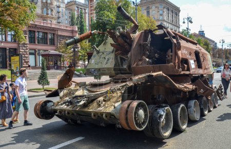 Téléchargez les photos : Détruite artillerie russe 152mm MSTA-S obusier automoteur qui ont été attaqués par les forces ukrainiennes - en image libre de droit