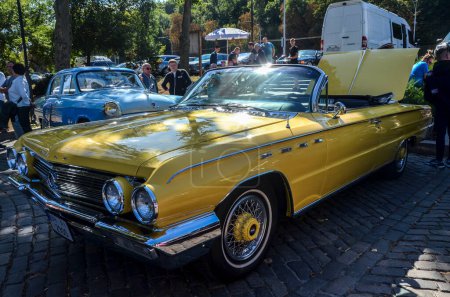 Téléchargez les photos : Limousine pleine grandeur jaune 1962 Buick Electra populaire dans les années 60 fait partie de l'histoire de l'industrie automobile aux États-Unis - en image libre de droit