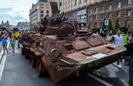 Téléchargez les photos : Rouillé, véhicule blindé russe BTR-82AM détruit par les défenseurs ukrainiens exposés sur la rue principale de Kiev - en image libre de droit