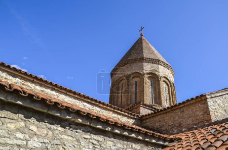 Ziegeldach der aus Flusssteinen und Ziegeln erbauten Kreuzkuppelkirche des Erlösers auf dem Ananuri-Festungskomplex in Georgien