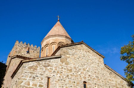 Techo de baldosas de la iglesia de cúpula cruzada del Salvador construida en piedra de río y ladrillo en el complejo de la fortaleza de Ananuri en Georgia