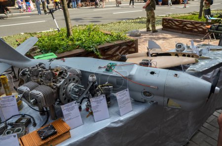 Téléchargez les photos : Neutralisation de la reconnaissance russe Orlan-10 véhicule aérien sans pilote présenté à l'exposition de matériel militaire détruit à Kiev - en image libre de droit
