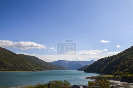 Atemberaubender Panoramablick auf das ruhige Wasser des Zhinvali Wasserreservoirs eingebettet zwischen sattgrünen Bergen unter einem klaren blauen Himmel von der Ananuri Festungsanlage, Georgien