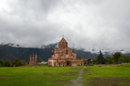Monasterio de Odzun es uno de los lugares de interés religioso más bellos del norte de Armenia, situado en el centro del pueblo de Odzun, Lori 