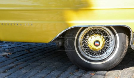 Téléchargez les photos : Roue arrière en limousine pleine grandeur jaune Buick Electra 225 - en image libre de droit