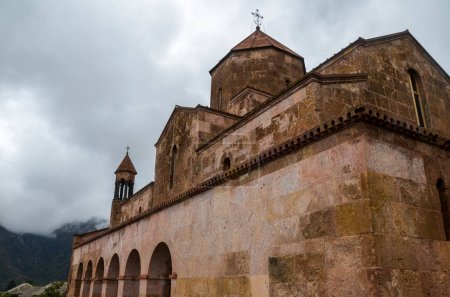 Monasterio de Odzun - un majestuoso monumento del siglo VI, situado en el norte de Armenia, en el centro del pueblo de Odzun, provincia de Lori