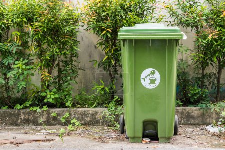 Foto de Recylce basura verde bin primer plano en las calles. - Imagen libre de derechos