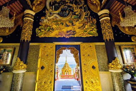 Foto de Lampang, Tailandia - 19 de diciembre de 2022: Wat Phra That Doi Phra Chan on the top hill of Doi Phra Chan mountain view from within Wihan door. Este templo Buddhist es arquitectura del estilo de Lanna en Mae Tha, Lampang, Tailandia. - Imagen libre de derechos