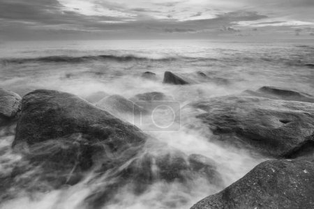 Téléchargez les photos : Photos en noir et blanc de Majestic Evening Seascape : Des vagues dramatiques entrent en collision avec des rochers de l'île dans l'est de la Thaïlande au coucher du soleil - en image libre de droit