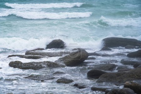 Téléchargez les photos : Majestic Evening Seascape : Des vagues dramatiques entrent en collision avec des rochers insulaires dans l'est de la Thaïlande - en image libre de droit