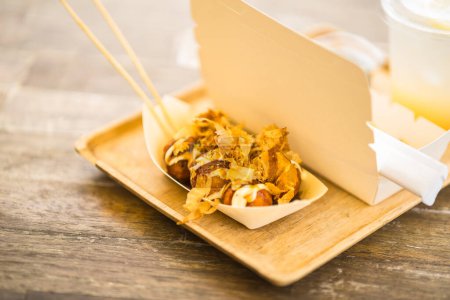 Téléchargez les photos : Takoyaki et Dumplings frits Collation japonaise dans une boîte blanche. - en image libre de droit