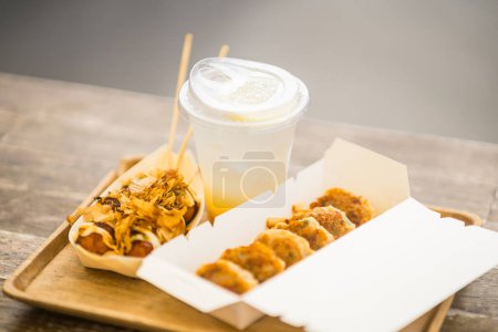 Téléchargez les photos : Takoyaki et Dumplings frits Collation japonaise dans une boîte blanche. - en image libre de droit