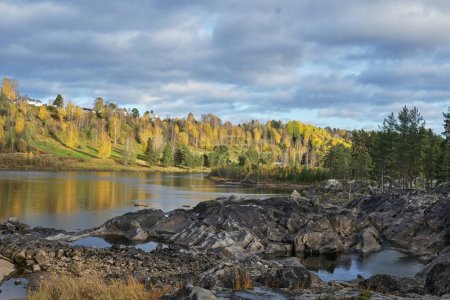 See zwischen Felsen in Schweden N? mforsen