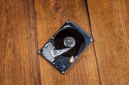 Foto de Disco duro del ordenador desmontado primer plano sobre fondo de madera - Imagen libre de derechos