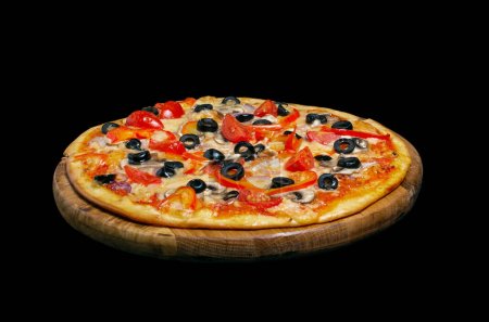 Téléchargez les photos : Vegetarian pizza, on a wooden kitchen board. Isolated on black background - en image libre de droit