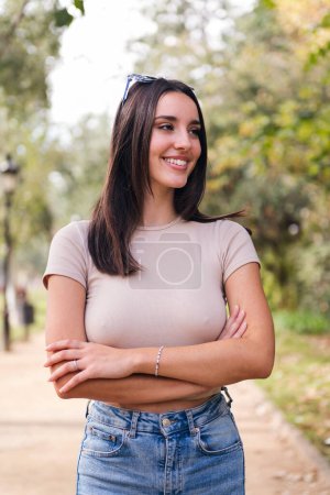 Téléchargez les photos : Young caucasian woman with arms crossed smiling, concept of youth and beauty - en image libre de droit