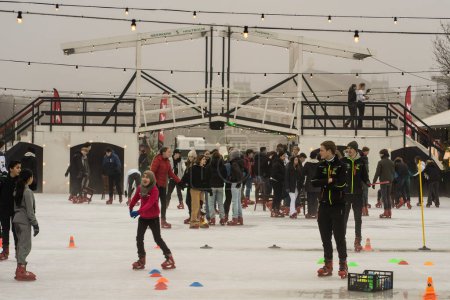 Foto de Personas patinando en la pista Amsterdam Países Bajos 23-12-2022 - Imagen libre de derechos