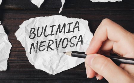 Foto de La bulimia nerviosa es un trastorno alimentario. Escritura a lápiz en un pedazo de papel. Foto de alta calidad - Imagen libre de derechos