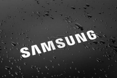 Foto de UCRANIA, DNEPR - 10 de junio de 2023: logotipo de la empresa Samsung. Samsung inscripción en el dispositivo. Foto de alta calidad - Imagen libre de derechos