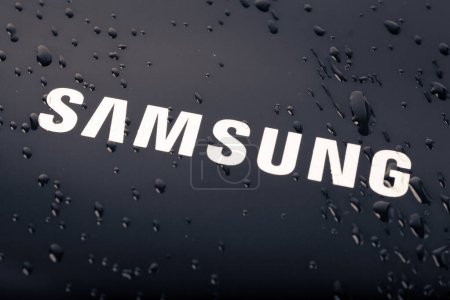 Foto de UCRANIA, DNEPR - 20 de junio de 2023: Samsung cubierta del ordenador portátil. Logo de la compañía Samsung. Foto de alta calidad - Imagen libre de derechos