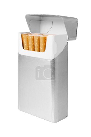 Téléchargez les photos : Pack de cigarettes isolé sur fond blanc. Un paquet de cigarettes maquillées. Photo de haute qualité - en image libre de droit