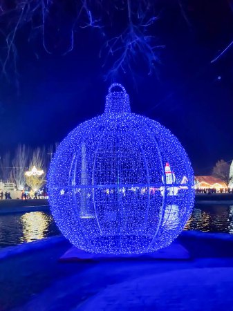 Téléchargez les photos : Boule de Noël géante illuminée bleue la nuit à torrejon de ardoz décoration de Noël, madrid, espagne - en image libre de droit