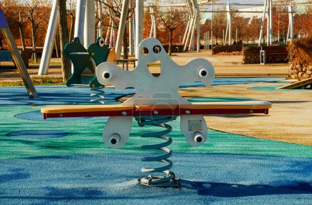 Foto de Ghost-shaped swing in a park without children - Imagen libre de derechos