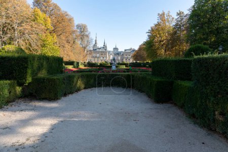 Foto de Vista frontal de los jardines de la finca San Ildefonso con el palacio en el fondo, Segovia, España. - Imagen libre de derechos