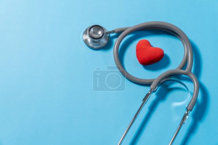 Téléchargez les photos : Stéthoscope à tête unique avec cœur sur fond bleu clair - en image libre de droit
