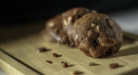 Téléchargez les photos : Biscuits au chocolat sucré faits maison sur table en bois avec fond noir - en image libre de droit