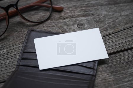 Téléchargez les photos : Modèle de carte de nom avec porte-carte sur un vieux fond de table en bois - en image libre de droit